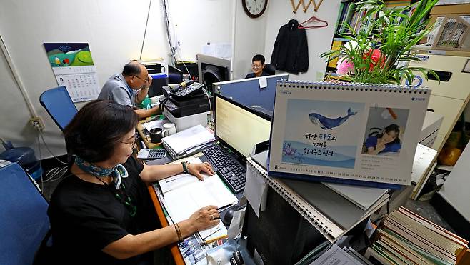 공용 공간 한쪽에 마련한 교무실에서 선생님들이 수업 준비를 하고 있다. 이정용 선임기자