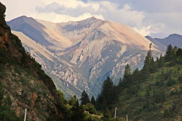 취덩향 부근 국도에서 본 장엄한 산악 풍경. ⓒ최종명