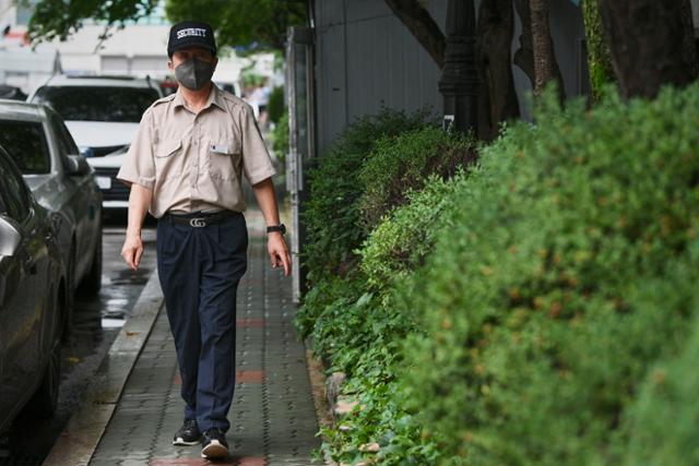 서울 강남구 S아파트 홍성준 경비원이 자신이 담당하는 구역을 둘러보고 있다. 윤서영 인턴기자