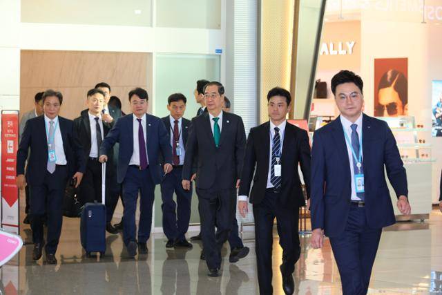 한덕수 국무총리가 23일 중국 항저우 아시안게임 개막식 참석을 위해 인천공항에서 출발하고 있다. 총리실 제공