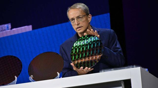 팻 겔싱어 인텔 최고경영자(CEO)가 19일(현지시간) 열린 ‘인텔 이노베이션 2023’에서 1.8나노 기반의 반도체원판(웨이퍼)을 소개하고 있다. 인텔 제공