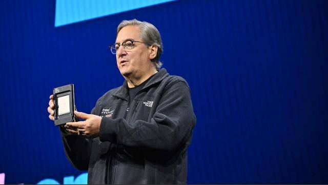 19일(현지시간) 열렸던 ‘인텔 이노베이션 2023’에 참석한 그렉 라벤더 인텔 최고기술책임자(CTO)가 데이터 센터 그래픽처리장치(GPU) 프로세서를 설명하고 있다. 인텔 제공