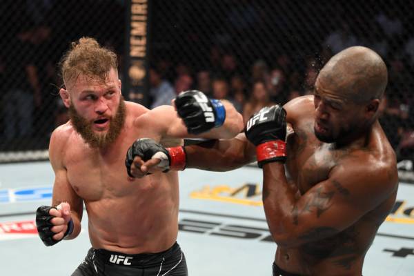 피지예프(왼쪽)가 바비 그린과 싸우는 모습. 사진=UFC