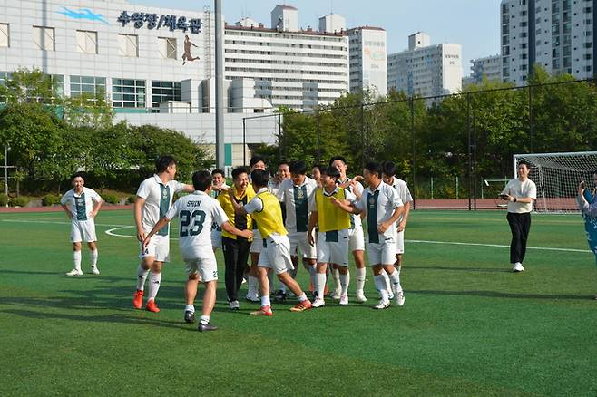 23일 한국기자협회 축구대회 우승이 확정되자 기뻐하고 있는 동아일보 선수들.