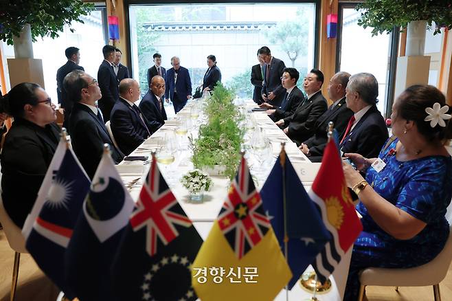 미국을 방문 중인 윤석열 대통령이 22일(현지시간) 뉴욕에서 열린 한-태도국 정상들과의 오찬에 앞서 대화하고 있다. 김창길기자