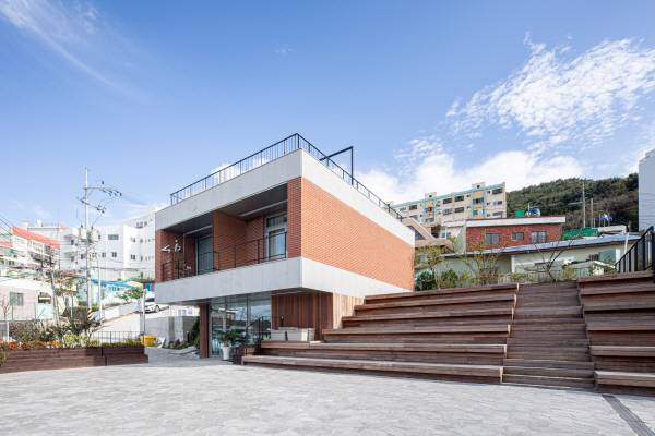 2023 부산다운 건축상 대상으로 선정된 영도구 봉산마을 소재 ‘베리베리굿 봉산센터’. 주민들의 쉼터로 활용할 수 있는 넓은 마당과 데크가 있다. 사진=플로건축사사무소 / 촬영=타별