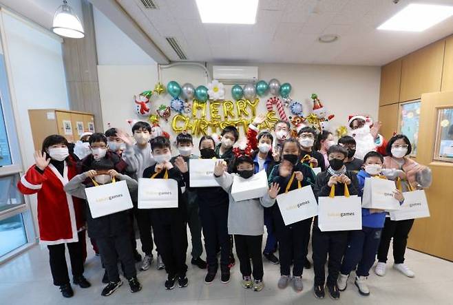 지난해 12월21일 경기 성남 성남시청소년재단에서 장애 청소년과 학교 밖 청소년들을 대상으로 연말 맞이 나눔 캠페인 ‘몰래산타대작전’. 카카오게임즈