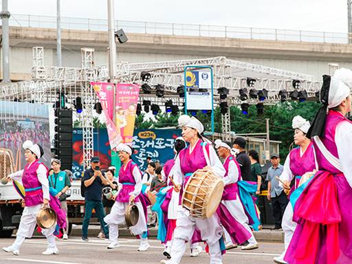 제23회 소래포구 축제에서 남동구 풍물단 길놀이가 벌어지고 있다. 인천문화재단, 남동문화재단 제공