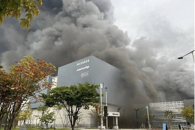 불이 난 대전 현대 아울렛 (대전소방본부, 연합뉴스)