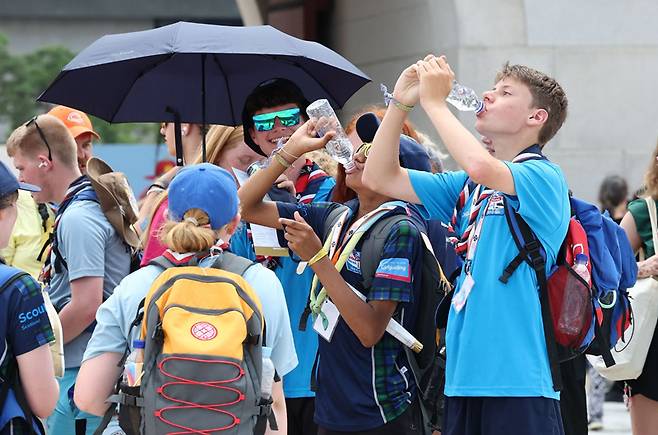 ▲ 2023 새만금 세계 스카우트 잼버리에서 조기 퇴영한 영국 스카우트 대원들이 8월7일 오후 서울 종로구 경복궁을 방문해 물을 마시고 있다. ⓒ 연합뉴스