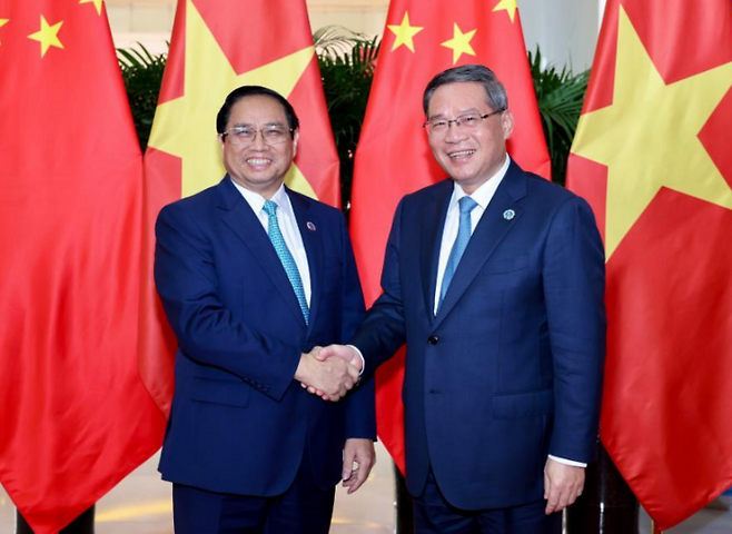 리창 중국 총리(오른쪽)을 만난 팜민찐 베트남 총리. [사진 출처=신화뉴스]