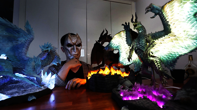 작품들과 함께 포즈를 잡은 ‘체셔교수’