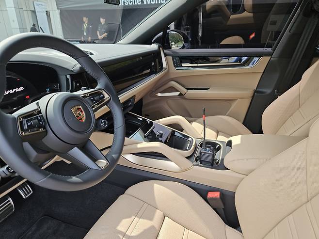 3세대 부분변경 카이엔 실내. 조수석에 10.9인치 디스플레이가 탑재됐다. [김지윤 기자]