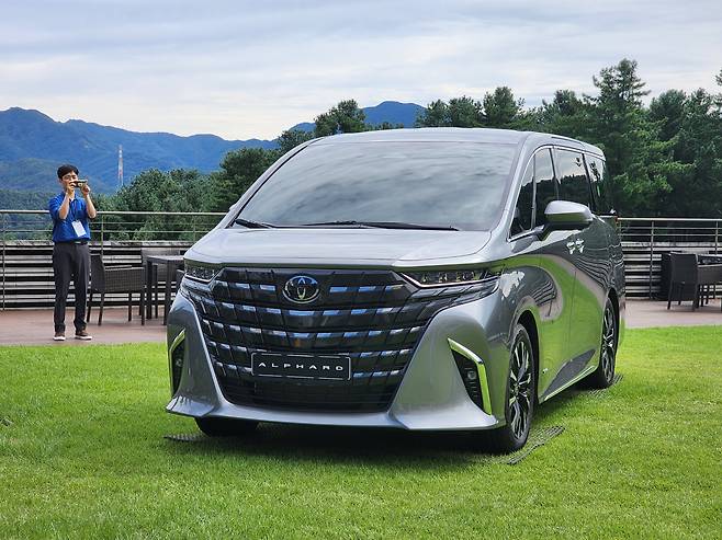 토요타 알파드 전면 사진. [김성우 기자]