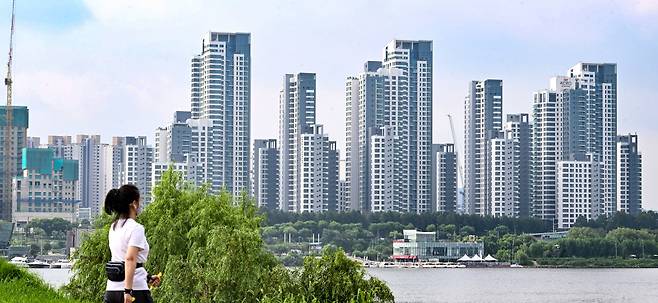 서울 용산구 이촌동에서 산책중인 시민 뒤로 서초구 반포동 아파트 일대가 보이고 있다. 임세준 기자