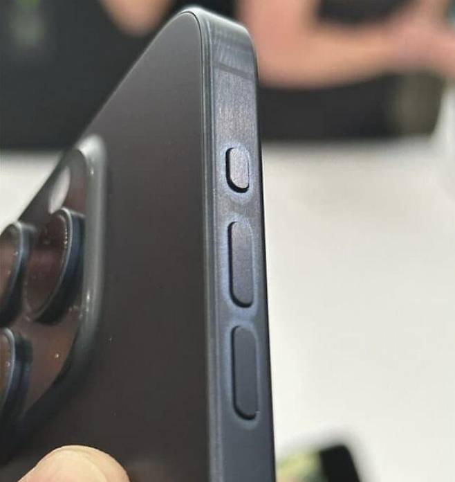 티타늄 소재를 적용한 애플의 야심작 아이폰15가 변색된다는 주장이 제기됐다. 변색된 아이폰15 사진 [트위터]