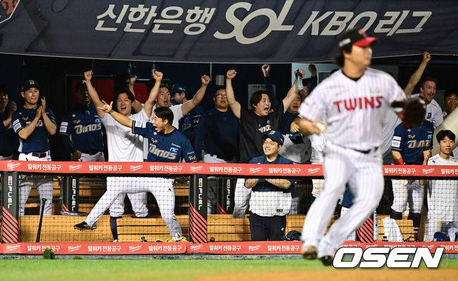 [OSEN=잠실, 지형준 기자] NC가 LG의&nbsp;7연승을 저지했다.&nbsp;NC는 22일 서울 잠실구장에서 열린 2023 KBO리그&nbsp;LG와 경기에서 5-4로 승리했다.NC는 9회초 2사 2루에서 서호철이 고우석 상대로 우전 안타를 때렸고, 홈 중계 플레이 때 1루수 오스틴의 송구 실책으로 결승점을 뽑았다. 이용찬이 9회 1점 차 리드를 지켜내며 세이브를 기록했다.&nbsp;9회초 2사 2루에서 NC 김형준이 서호철의 역전 적시타에 홈을 밟자 더그아웃의 선수들이 기뻐하고 있다. 2023.09.22 /jpnews@osen.co.kr