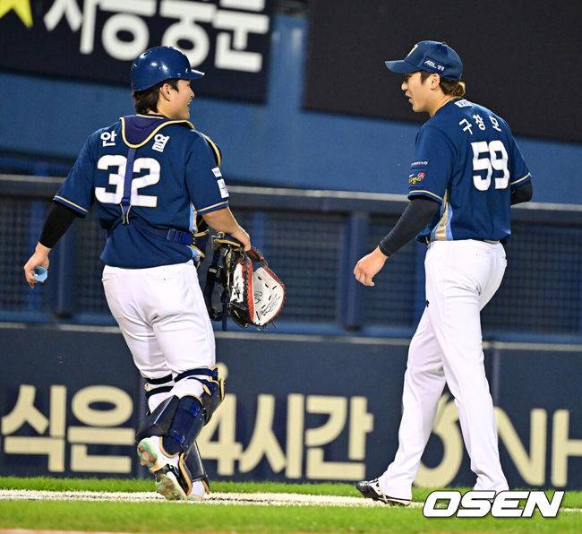 [OSEN=잠실, 지형준 기자] 22일 오후 서울 잠실야구장에서 ‘2023 신한은행 SOL KBO리그’ LG 트윈스와 NC 다이노스의 경기가 열렸다.3회말 2사 1,2루에서 마운드에 오른 NC 구창모가 LG 박동원을 유격수 땅볼로 처리하며 안중열과 이야기를 나누고 있다. 2023.09.22 /jpnews@osen.co.kr