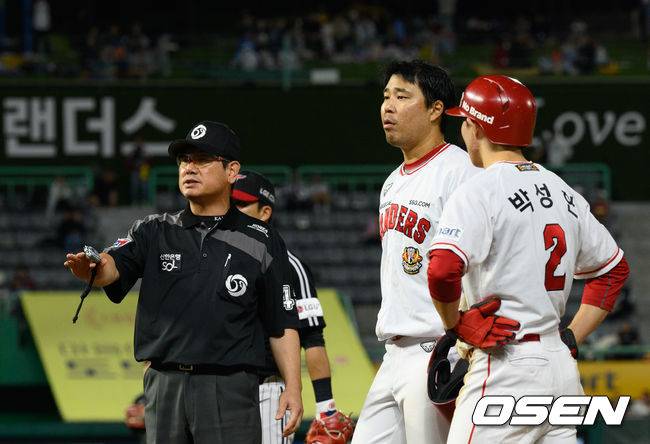 [OSEN=문학, 조은정 기자]21일 오후 인천 문학동 SSG랜더스필드에서 2023 신한은행 SOL KBO리그 SSG 랜더스와 LG 트윈스의 경기가 진행됐다.9회초 1사 3루 LG 신민재의 뜬공에 태그업을 한 박해민이 홈으로 쇄도했으나 SSG 포수 이흥련에게 태그아웃 됐다. 기뻐하는 엘리아스. 2023.09.21 /cej@osen.co.kr