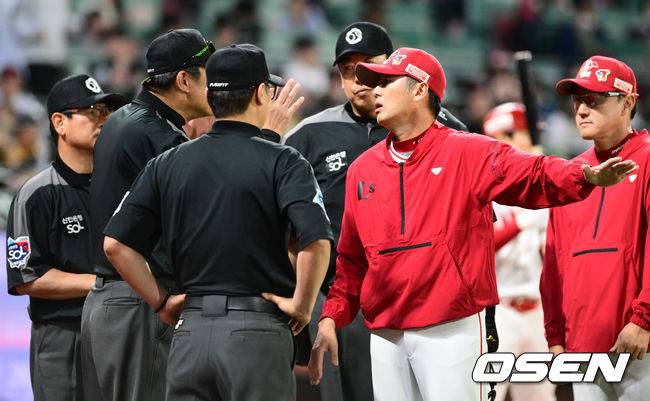 [OSEN=문학, 조은정 기자]21일 오후 인천 문학동 SSG랜더스필드에서 2023 신한은행 SOL KBO리그 SSG 랜더스와 LG 트윈스의 경기가 진행됐다.8회말 1사 만루 SSG 박성한의 안타에 에레디아가 득점을 올렸다. 박성한의 타구가 LG 김민성의 글러브 맞고 파울이 되자 심판의 파울 판정을 본 한유섬이 이동을 하지 않았다. 그러나 비디오 판독 후 심판은 인플레이 상황에서 한유섬이 진루를 하지 않았다고 보고 아웃 판정을 내렸다. 에레디아 득점은 인정. 어필이 길어진 김원형 감독은 퇴장. 2023.09.21 /cej@osen.co.kr