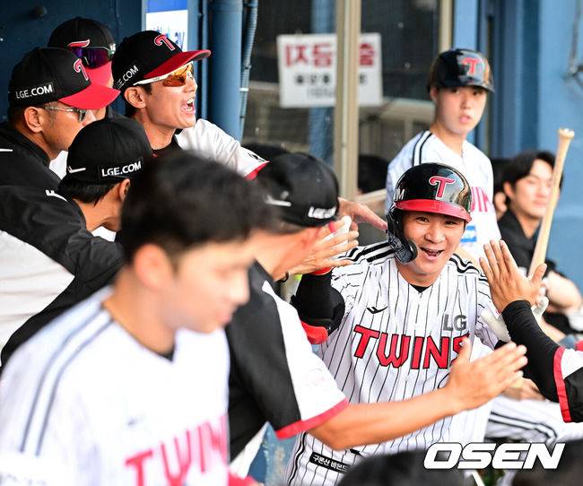 [OSEN=잠실, 지형준 기자] 23일 오후 서울 잠실야구장에서 ‘2023 신한은행 SOL KBO리그’ LG 트윈스와 한화 이글스의 경기가 열렸다.3회말 2사에서 LG 오지환이 솔로포를 날리며 염경엽 감독을 비롯한 선수들과 기뻐하고 있다. 2023.09.23 /jpnews@osen.co.kr