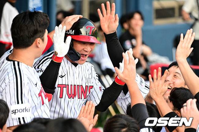[OSEN=잠실, 지형준 기자] 23일 오후 서울 잠실야구장에서 ‘2023 신한은행 SOL KBO리그’ LG 트윈스와 한화 이글스의 경기가 열렸다.3회말 2사에서 LG 오지환이 솔로포를 날리며 동료선수들과 기뻐하고 있다. 2023.09.23 /jpnews@osen.co.kr