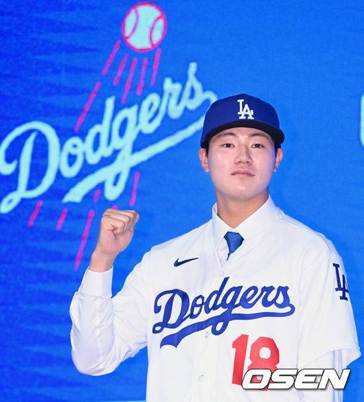 [OSEN=민경훈 기자]장현석이 유니폼을 입고 포토타임을 갖고 있다. 2023.08.11 /