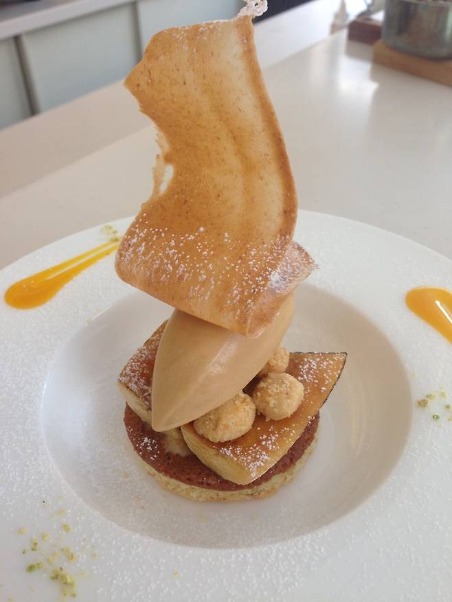 소금 캐러멜 아이스크림과 구운 바나나.