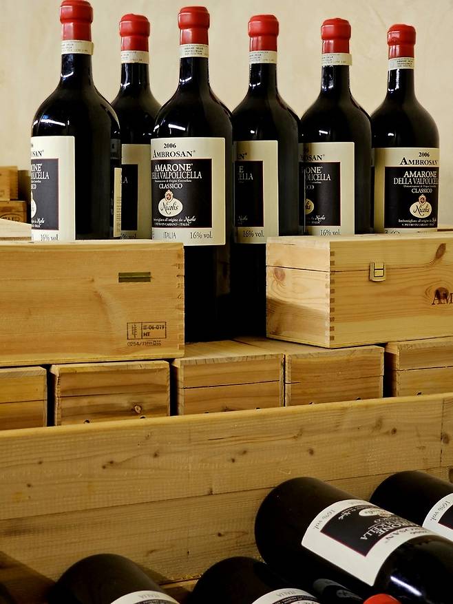 니콜리스 셀러에 보관중인 아마로네 암브로장 2006 더블매그넘.