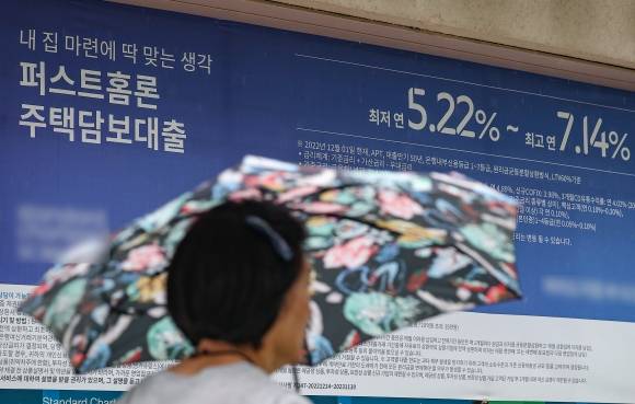 50년 주담대 한도 제한…특례보금자리론도 기준 강화 - 50년 주담대 한도 제한…특례보금자리론도 기준 강화     (서울=연합뉴스) 서대연 기자 = 금융당국이 50년 만기 주택담보대출 한도를 제한하기로 결정한 13일 오후 서울 시내 한 은행에 주담대 관련 현수막이 붙어있다.     금융위원회는 이날 ‘가계부채 현황 점검 회의’를 열고 가계대출 급증 원인으로 지목되는 50년 만기 주택담보대출(주담대) 관련 총부채원리금상환비율(DSR) 산정 만기를 최장 40년으로 제한하기로 했다. 과잉 대출의 여지가 있는 특례보금자리론 기준도 강화돼 일반형 상품 지원 대상자와 일시적 2주택자는 신청자격에서 제외된다. 2023.9.13     dwise@yna.co.kr (끝)