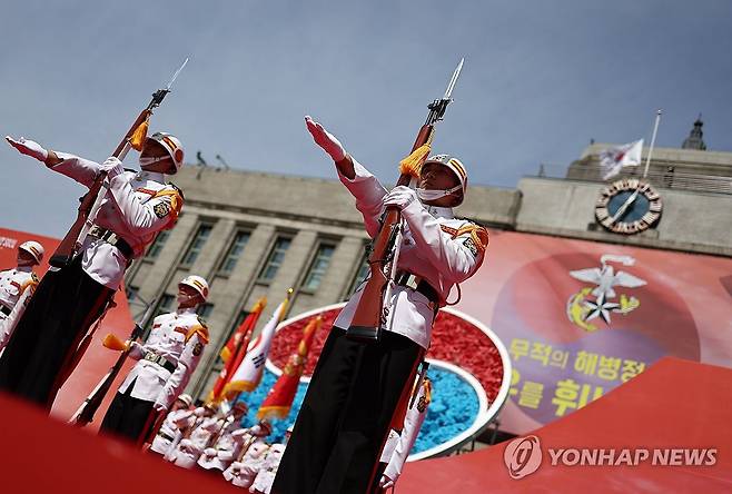 해병대 의장대 시범 (서울=연합뉴스) 윤동진 기자 = 23일 오전 서울광장에서 열린 제73주년 서울수복 기념행사에서 해병대 의장대가 시범을 보이고 있다. 2023.9.23 mon@yna.co.kr