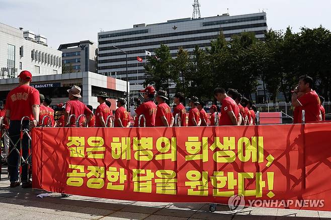 해병대 예비역 전국연대 집회 (서울=연합뉴스) 윤동진 기자 = 23일 오후 서울 전쟁기념관 앞에서 고 채 상병 사건의 진상을 촉구하는 해병대 예비역 전국 연대 1차 집회가 열리고 있다. 2023.9.23 mon@yna.co.kr