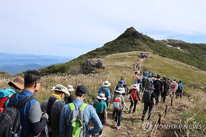 무등산 정상부 오르는 탐방객들 (광주=연합뉴스) 정회성 기자 = 23일 오전 무등산을 찾은 탐방객이 정상부 인왕봉 전망대로 향하는 길을 줄지어 걸어가고 있다.
    광주시와 국립공원공단은 군부대 주둔으로 시민 접근이 제한됐던 무등산 정상부를 이날 57년 만에 상시 개방했다. 2023.9.23 hs@yna.co.kr