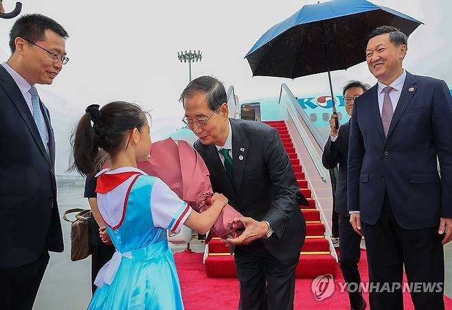 중국 항저우 도착해 꽃다발 받는 한덕수 총리 (서울=연합뉴스) 한덕수 국무총리가 중국 항저우에서 열리는 아시안게임 개회식에서 참석하기 위해 23일 오전 특별기편으로 항저우 샤오산 국제공항에 도착해 화동에게 환영의 꽃다발을 받고 있다. 2023.9.23 
    [국무총리실 제공. 재판매 및 DB 금지] hkmpooh@yna.co.kr