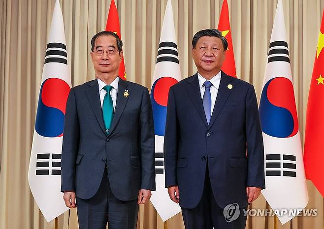 시진핑 중국 국가 주석과 만난 한덕수 국무총리 (서울=연합뉴스) 황광모 기자 = 제19회 아시안게임 개막식 참석을 위해 중국을 방문한 한덕수 국무총리가 23일 오후(현지시간) 중국 항저우 저장성 항저우 시후 국빈관에서 시진핑 중국 국가 주석을 만나 기념 촬영하고 있다. 2023.9.23 
    [국무총리실 제공. 재판매 및 DB 금지] hkmpooh@yna.co.kr