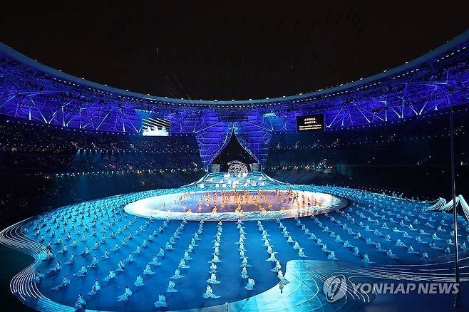 화려하게 (항저우=연합뉴스) 김인철 기자 = 23일 오후 중국 항저우 올림픽 스포츠센터 스타디움에서 열린 2022 항저우 아시안게임 개회식에서 화려한 공연이 펼쳐지고 있다. 2023.9.23 yatoya@yna.co.kr