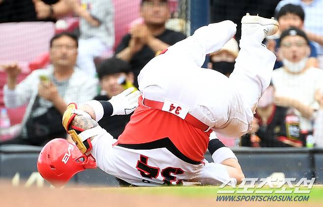 2023 KBO리그 KIA 타이거즈와 KT 위즈의 경기가 24일 광주기아챔피언스필드에서 열렸다. 7회말 KIA 최형우가 타격 후 1루로 향하는 과정에서 KT 박병호와 충돌한 뒤 넘어지고 있다. 광주=박재만 기자pjm@sportschosun.com/2023.09.24/