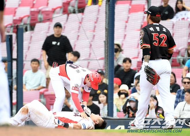 2023 KBO리그 KIA 타이거즈와 KT 위즈의 경기가 24일 광주기아챔피언스필드에서 열렸다. 7회말 KIA 최형우가 타격 후 1루로 향하는 과정에서 KT 박병호와 충돌한 뒤 통증을 호소하고 있다. 광주=박재만 기자pjm@sportschosun.com/2023.09.24/