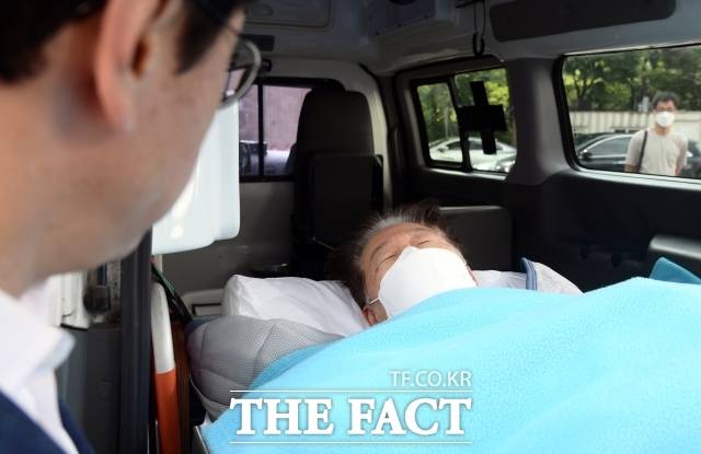 무기한 단식을 벌이던 이재명 더불어민주당 대표가 건강 악화로 18일 오전 서울 여의도 성모병원 응급실에 긴급 이송, 치료를 위해 녹색병원으로 이동하고 있다. 대통령실의 국정 쇄신과 개각 등을 요구하며 단식에 들어간 지 19일 만이다. /이새롬 기자