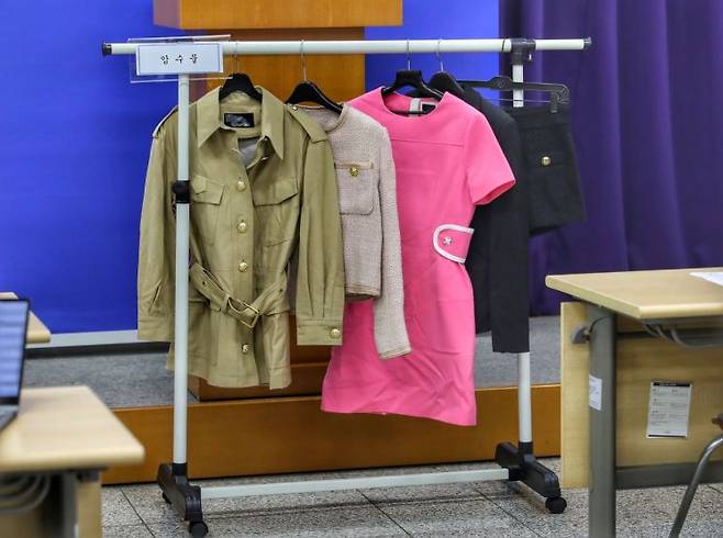 특허청은 최근 24억여원의 범죄 수익을 챙긴 기업형 디자인범죄 조직을 검거했다. 김시형 특허청 산업재산보호협력국장이 지난 14일 정부대전청사에서 관련 브리핑을 하고 압수 물품을 공개했다.