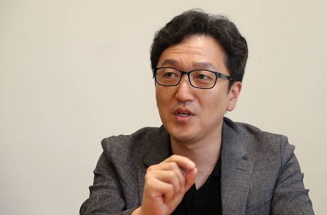 한민 문화심리학자가 지난달 30일 서울 중구 광화문에서 저출생에 대해 이야기하고 있다. /전기병 기자