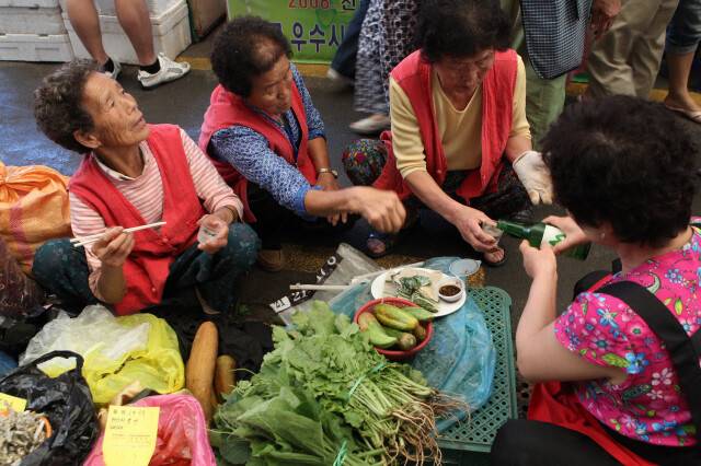 시골 장터. 사진 김봉규 기자