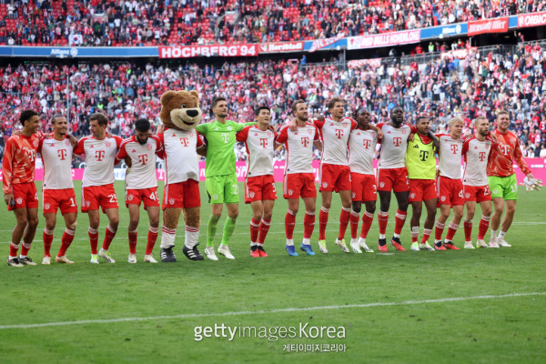 김민재(왼쪽 7번째) 등 바이에른 뮌헨 선수들이 23일 VfL보훔전 7-0 대승 후 팬들과 기쁨을 나누고 있다. 사진=게티이미지