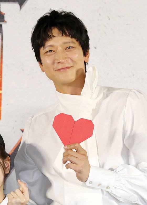 걸걸한 목소리에 고향 부산의 억양이 남아 있는 강동원은 지난달 22일 열린 제작보고회 포토타임 때 주머니에서 하트를 꺼내 보였다. "매니지먼트사 대표의 아이디어였는데, 과연 할 수 있을까 고민했었다"고 말했다. [뉴스1]