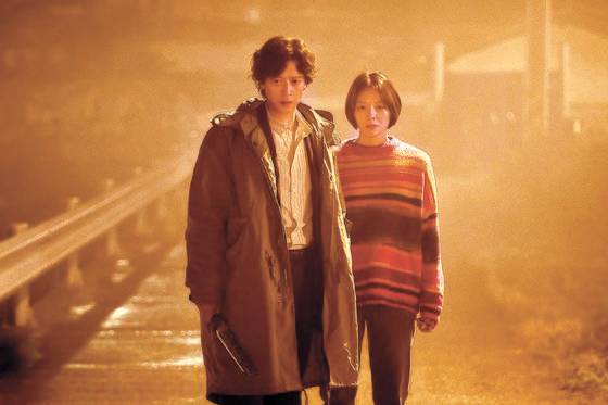 귀신을 믿지 않는 가짜 퇴마사 천박사가 귀신을 보는 의뢰인(이솜)을 만나 악귀(범천)와 싸우는 이야기는 98분의 컴팩트한 분량으로 관객을 끌고 나간다. [사진 CJ ENM]