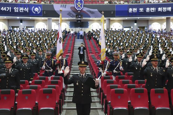 지난 6월 23일 충북 괴산 육군학생군사학교에서 열린 학사사관 제68기·간부사관 제44기 통합임관식에서 신임 장교들이 임관 선서를 하고 있다. 육군