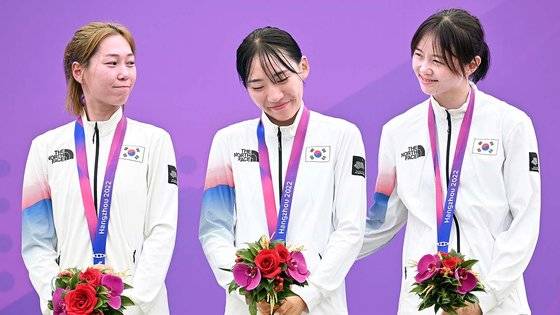 24일 중국 푸양 인후 스포츠센터에서 열린 항저우 아시안게임 근대5종 여자 단체전 시상식에서 김세희, 성승민, 김선우(왼쪽부터)가 동메달을 목에 걸고 있다. 항저우(중국)=장진영 기자