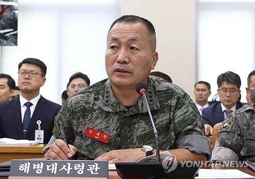 ▲답변하는 김계환 해병대사령관&nbsp; 사진:연합뉴스