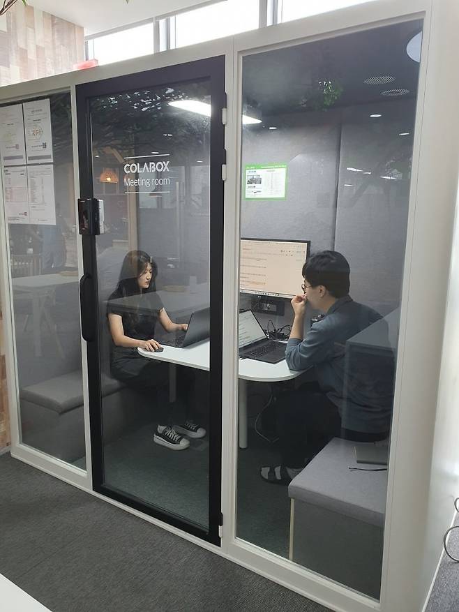 다목적 회의부스 '콜라박스'에서 직원들이 회의하고 있다. 화상회의 솔루션 기능이 있고 4인용 기준 1750만원이다. 윤현주 기자