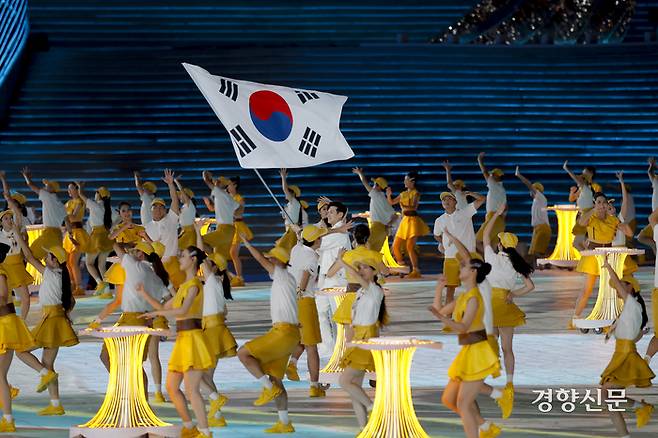 2022 항저우 아시안게임 개막식이 열린 23일 중국 항저우 올림픽 스포츠센터 스타디움에서 대한민국 선수단이 입장하고 있다. 항저우 l 문재원 기자